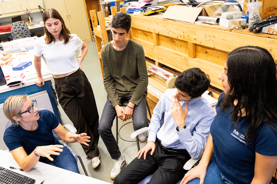 Profess Luisa Chiesa and students work in Bray Lab.