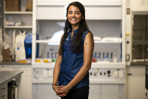 Akshita Rao, E21, in the lab